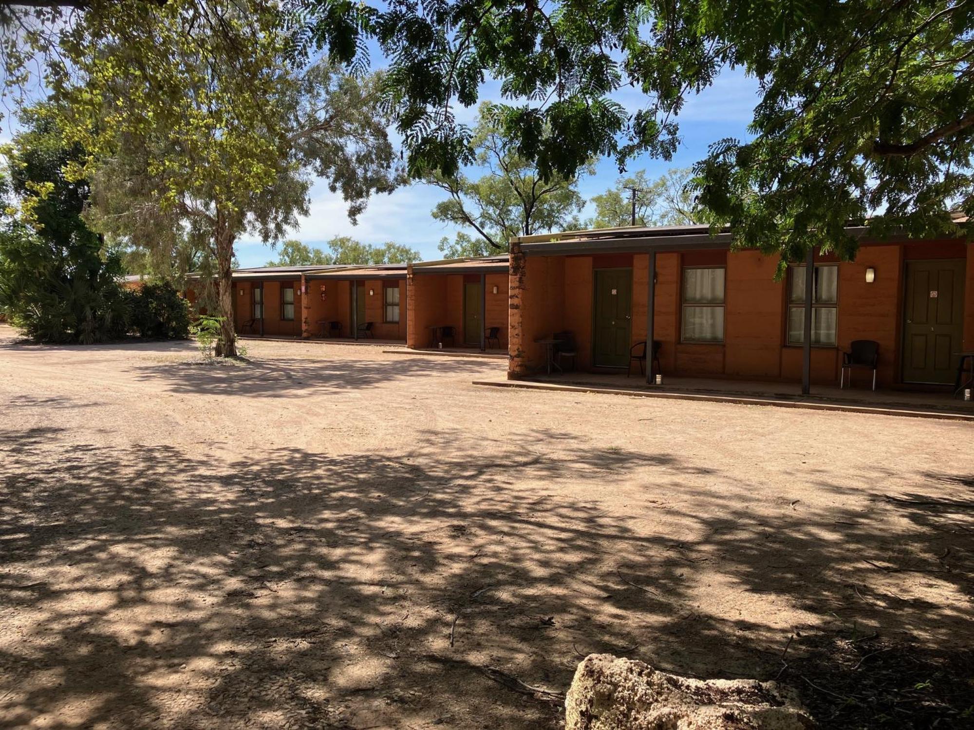 Territory Manor Motel & Caravan Park Mataranka Eksteriør bilde